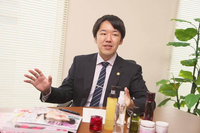 化粧品広告の表現ルールについて説明する、弁護士の荻野先生