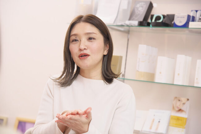 化粧下地の使い方を説明する、美容のプロの北川さん